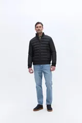 Campera puffer de nylon color beige, con diseño minimalista, cuello alto, cierre frontal y puños elásticos. Presenta logo de la marca bordado en el pecho.