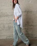 Jean wide leg de tiro medio, con corte relajado y acabado en tono azul claro lavado.