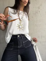 Musculosa blanca de lino con detalle de calado en el escote y sisas.