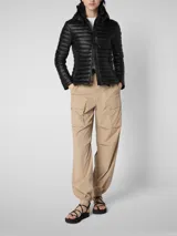 Campera acolchada ultraligera color azul marino, con capucha y cierre frontal de cremallera. Confeccionada con relleno sintético, es transpirable y resistente al viento y la humedad.