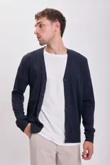 Cardigan de punto azul marino con cuello en V y cierre frontal con botones marrones.