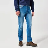 Jean Wrangler Texas Slim de hombre, color azul claro, corte slim fit, tiro medio y pierna ajustada.