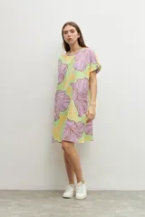Vestido corto con estampado floral en tonos amarillo, verde y lila.