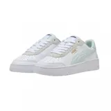 Championes Puma modelo CA Match Court, de diseño urbano con base blanca y detalles en color verde menta. Presentan una silueta clásica de corte bajo con perforaciones laterales para ventilación, logo de la marca en dorado y suela de plataforma.