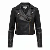 Campera biker de efecto cuero marca Only, modelo Gemma, color negro con cierres y detalles metálicos dorados. Cuenta con cierre frontal asimétrico, bolsillos laterales con cierre y solapas con botones a presión.