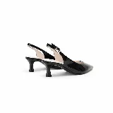 Zapatos slingback de cuero charol negro con punta fina, tira trasera regulable con hebilla y taco bajo kitten heel.
