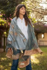 Pashmina grande de gasa de seda color azul petróleo con lana merino beige y seda pura.