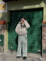 Pantalón deportivo color verde agua, de corte holgado, con cintura elástica y tres rayas blancas verticales a los costados.