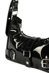 Bandolera de charol color rojo, con diseño estilo baguette. Presenta cierre superior, correas ajustables con hebillas metálicas y detalles decorativos de hebillas en la parte frontal.