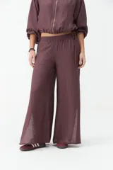 Pantalón negro de corte ancho y fluido, confeccionado en tejido ligero y cómodo, con cintura alta y diseño recto.