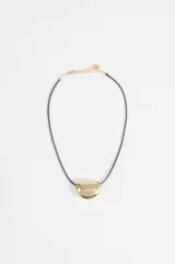 Collar de cordón negro con dije colgante metálico de diseño bold plateado y brillante, con cierre ajustable de cadena y mosquetón.