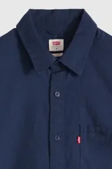 Camisa azul marino de manga larga de Levi's, con cuello camisero, cierre frontal de botones y un bolsillo en el pecho con etiqueta roja distintiva de la marca.
