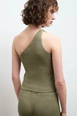 Top asimétrico color crema de tejido de punto calado.