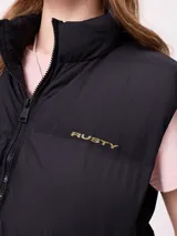 Chaleco puffer negro con cierre frontal, cuello alto y logo de la marca bordado en el pecho.