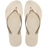 Ojotas Havaianas modelo Slim, color beige con tiras finas en tono dorado metalizado.