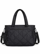 Cartera shopper negra de nailon acolchado con diseño capitoné de rombos en el bolsillo frontal, doble asa de mano y correa ajustable extraíble.