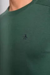 Sweater de punto fino color verde oscuro, con cuello redondo y mangas largas con puños acanalados. Presenta un pequeño logo bordado en el pecho.