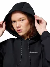 Buzo tipo canguro de la marca Columbia, color negro, con capucha ajustable mediante cordones, bolsillo frontal tipo canguro y puños y dobladillo acanalados. Presenta el logo de la marca bordado en el pecho.