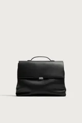 Bolso de mano y hombro color negro, con diseño estructurado, solapa frontal y cierre metálico. Cuenta con asa superior de mano y un compartimento principal amplio.