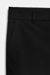 Pantalón de vestir de tiro bajo con corte recto, cintura con trabillas, bolsillos laterales y detalle de raya planchada. Cierre frontal con cremallera, botón y ganchos metálicos.