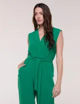 Enterito Luxology de crepÃ© color verde, sin mangas, con escote cruzado en V, cintura elastizada con lazo de ajuste y pantalÃ³n de corte amplio.