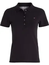 Chomba negra de piqué de algodón y elastano, corte slim, con cuello polo, cartera de cinco botones y logo bordado en el pecho.