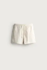 Short de baño de color azul marino, confeccionado en tejido técnico, con cintura elástica ajustable mediante cordón, bolsillos laterales y detalle de bolsillo trasero.