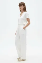 Pantalón de viscosa color blanco, con bolsillos laterales y corte recto.