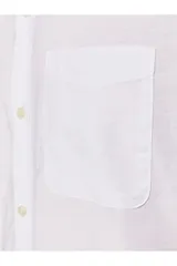 Camisa blanca de manga larga con cuello abotonado, cierre con botones y bolsillo en el pecho.