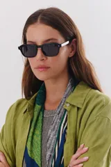 Lentes de sol con marco negro y patillas color carey.