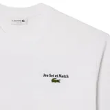 Remera Lacoste de manga corta en color blanco, de corte clásico y cuello redondo. Presenta un pequeño bordado frontal en el pecho con texto y el clásico logo del cocodrilo de la marca.