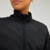 Campera de running negra, resistente al viento y al agua, con cierre frontal, cuello alto y mangas largas. Se puede guardar en un bolsillo en la cintura.