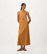 Vestido midi Marfinno confeccionado en piqué de viscosa y poliamida, color tostado, sin mangas, con cuello alto y corte amplio y fluido. Cuenta con bolsillos laterales funcionales.