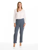 Pantalon de corte relajado color beige, con cintura plana en el frente y elástica en la parte posterior. Presenta pierna de corte recto, bolsillos laterales diagonales y bolsillos traseros simulados.