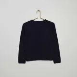 Chaqueta de punto azul marino con cuello redondo y cierre frontal con botones dorados.