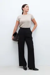 Pantalón cargo negro de corte palazzo, con pinzas en la cintura, bolsillos laterales tipo cargo y bolsillos traseros.