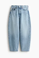 Jean barrel de tiro alto confeccionado en denim de algodón rígido, con diseño curvo y voluminoso en las piernas, largo tobillero y cinco bolsillos. Cuenta con cierre de botones en el frente.