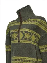 Sweater polar de cuello alto y cierre medio con detalles en cuero sintético, de color verde oscuro con estampado de patrones tradicionales en tono verde claro. Cuenta con mangas largas y diseño holgado.