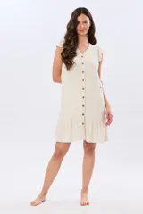 Vestido corto color beige con escote en V, sin mangas con volados en los hombros y cierre frontal de botones. Cuenta con falda con volado en el ruedo.