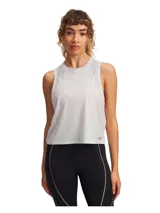 Musculosa deportiva Under Armour de corte holgado y diseño sin mangas con sisas amplias. Confeccionada en tejido técnico ligero con perforaciones estratégicas para mayor ventilación y transpirabilidad.