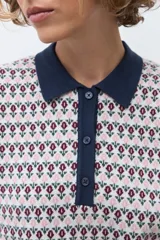 Sweater de punto con diseño jacquard, cuello polo con cierre de botones y mangas cortas con terminación en contraste.