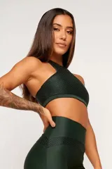 Top deportivo color bordó, con textura tipo panal 3D, cuello alto y estructura firme.