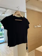 Remera de morley color mostaza, de manga corta con terminación fruncida.