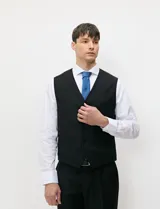 Chaleco formal de vestir negro, sastrero de diseño clásico con escote en V, cinco botones frontales y bolsillos laterales.
