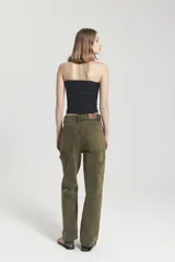 Pantalón recto verde de tiro medio bajo y calce relajado, con bolsillos carpinteros.