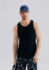 Musculosa blanca de corte slim, confeccionada en tela acanalada (tejido de punto con textura de canalé).