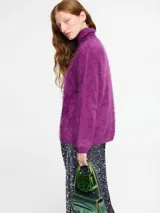 Sweater negro de tejido fino con textura peluche y cuello alto estilo tortuga. Modelo de corte holgado.