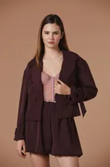 Short de tiro alto color blanco con diseño tipo globo, cintura elástica y cinturón al tono con hebilla forrada.