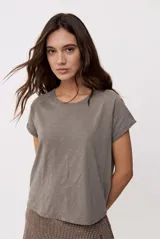 Remera de manga corta color gris topo, con cuello redondo y calce relajado.