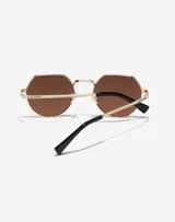 Lentes de sol Hawkers modelo Aura, unisex, con montura octogonal dorada, lentes marrones polarizados y patillas negras.